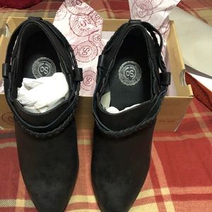 Women’s NWT black booties size 7